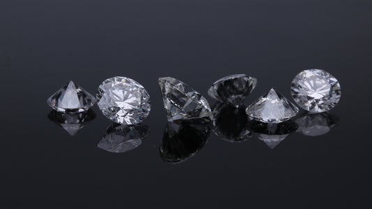 Round Diamond stone displayed on diamond chips