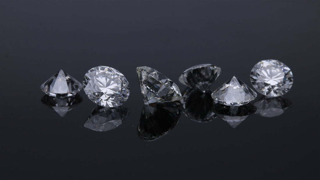 Round Diamond stone displayed on diamond chips